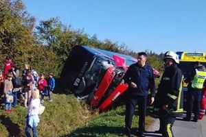 (VIDEO) STRAŠAN UDES Automobil podleteo pod autobus pun dece i prevrnuo ga! Vozač auta poginuo, a osmoro dece povređeno!