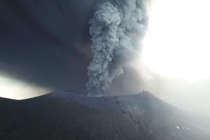 (VIDEO) UTROBA ZEMLJE DIVLJA! Spektakularni snimak japanskog vulkana iz vazduha!