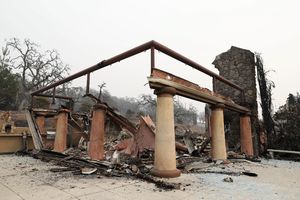 (FOTO PRIČA) OD LUKSUZA NIJE OSTALO NIŠTA! RASKOŠNE VILE PRETVORENE U PEPEO: Požari opustošili Kaliforniju, a ove slike su pravi dokaz!