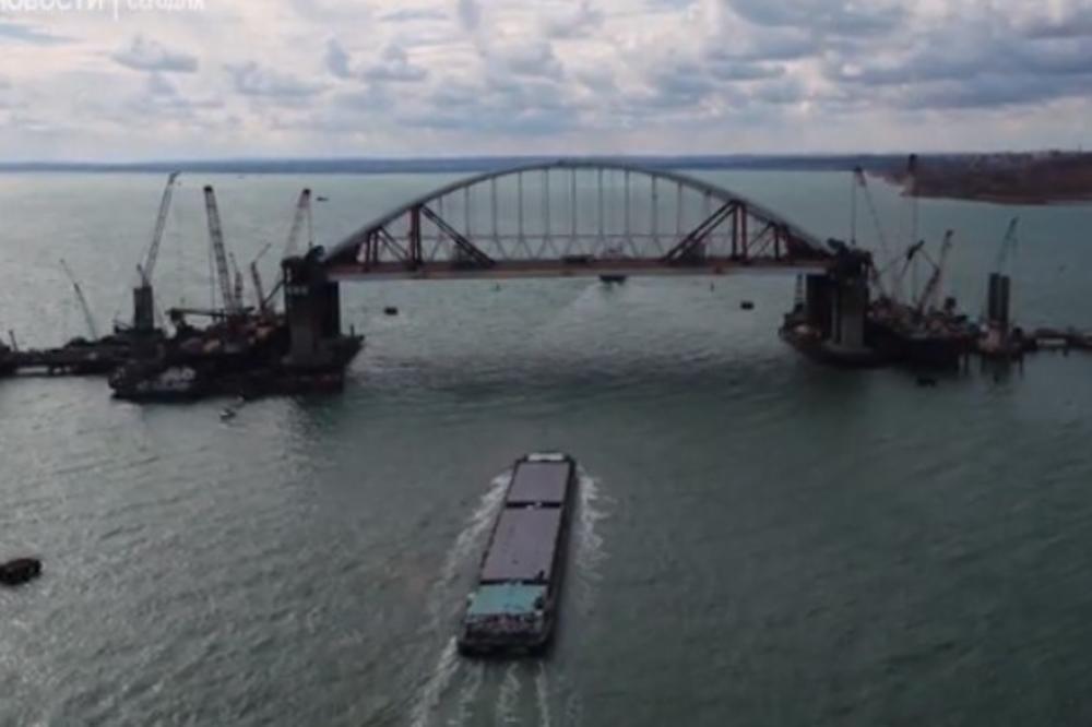 (VIDEO) DUGO OČEKIVAN DOGAĐAJ: Ispod Krimskog mosta prošao prvi brod