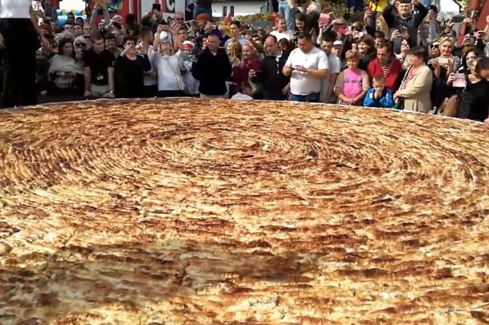 (VIDEO) U TUZLI ISPEKLI BUREK ZA GINISA: Težak je 650 kilograma, a 14 ljudi ga je pravilo!