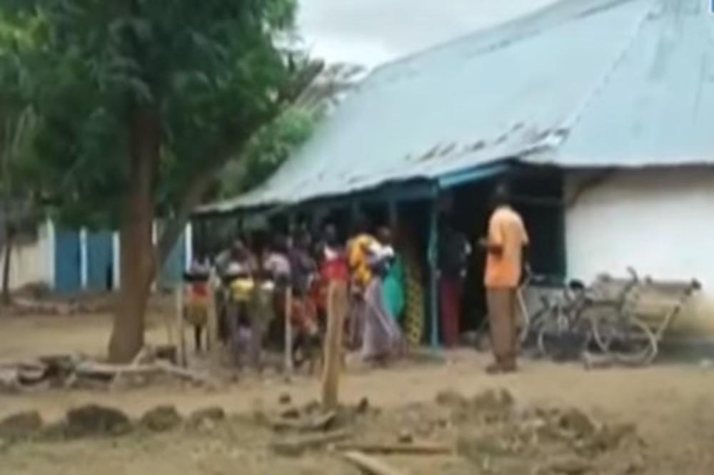 (UZNEMIRUJUĆI VIDEO) KRVAVA ŠKOLA U KENIJI: Šestoro učenika brutalno ubijeno u osvetničkom napadu!