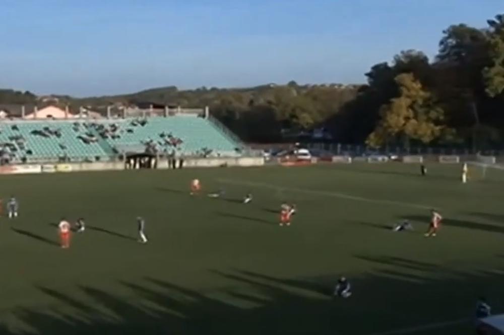 (VIDEO) SKANDAL TRESE BOSNU: Fudbaleri nezadovoljni suđenjem seli na travu i primili dva gola