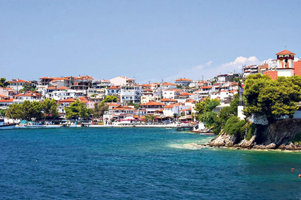 SRBI SPAKOVALI KOFERE I ODBROJAVAJU DANE DO POLASKA Već od ovog vikenda naši turisti moći će da uživaju na grčkim plažama
