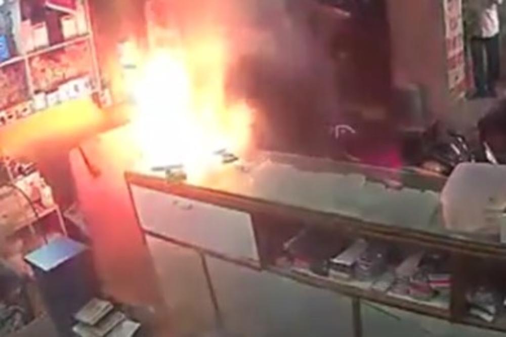 (VIDEO) Mobilni eksplodirao, pa se zapalio usred servisa za popravku!