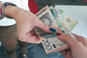 ČETIRI GODINE ISPLAĆIVALI RADNICIMA PLATE U KEŠU: Oštetili budžet Srbije za 12,6 miliona dinara a sad ih uhapsili