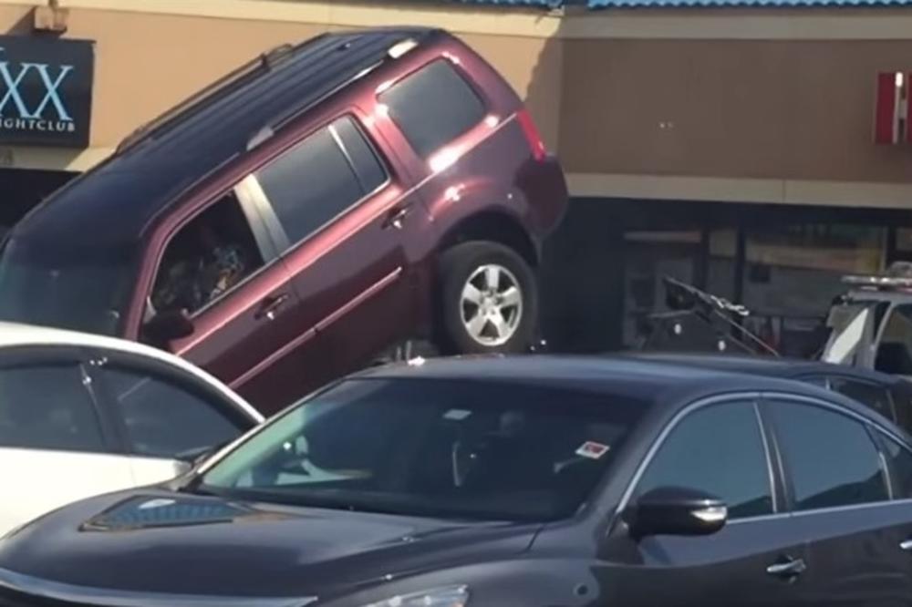 MOJA KOLA NEĆEŠ ODNETI: Urnebesan snimak vozača koji nije dao da mu pauk odvuče auto