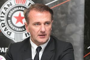 CRNO-BELA PORODICA: Evo šta je predsednik Ostoja Mijailović poručio novom košarkašu Partizana Pejnersu (FOTO)