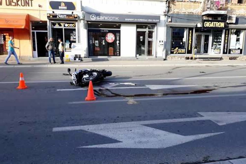 TEŠKA NESREĆA U LEKSKOVCU: Automobil udario motoristu i teško ga povredio