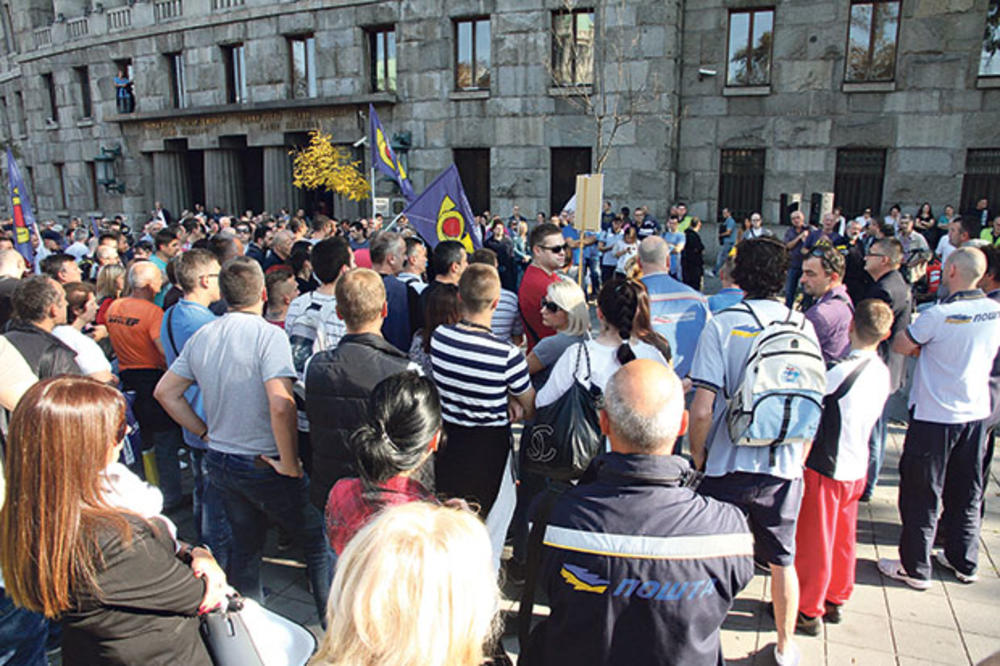 PROTEST: Poštari traže veće plate i novog šefa