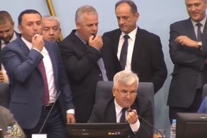 (VIDEO) HAOS I PIŠTALJKE U PARLAMENTU RS Dodik: Vest je da Skupština radi, ne da je opozicija ometa