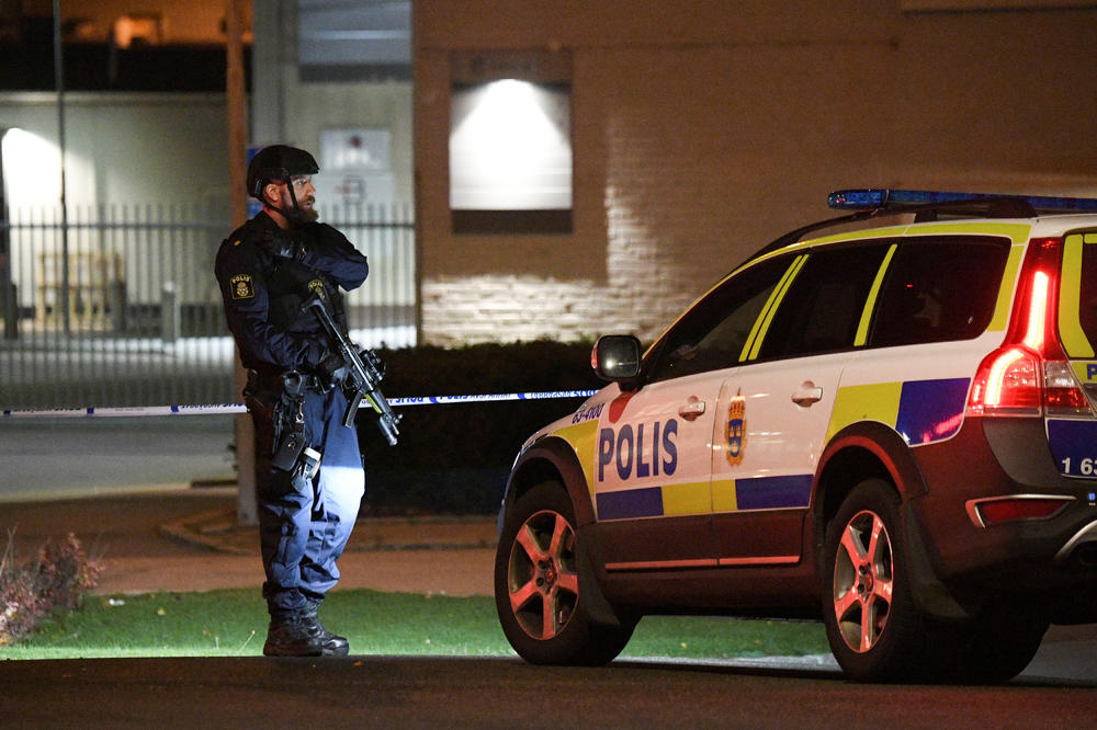 (FOTO) SNAŽNA EKSPLOZIJA ISPRED POLICIJSKE STANICE U ŠVEDSKOJ: Od jačine detonacije popucali prozori, sumnja se na bande!