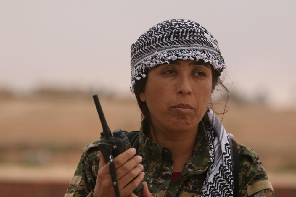 (VIDEO) OVA ŽENA JE ZADALA KONAČNI UDARAC ISLAMSKOJ DRŽAVI: Ona je strah i trepet za džihadiste!