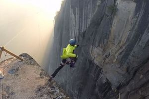 (VIDEO) OVO JE LUDOST! Skočio sa stene visoke 250 metara i to bez padobrana!