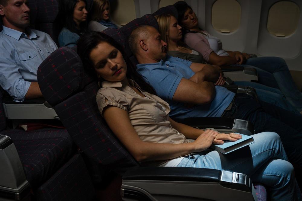 (FOTO) PORODIČNO PUTOVANJE AVIONOM SE PRETVORILO U PAKAO: Požalila se stjuardesi na bube, a onda se probudila ovakva! Pogledajte!
