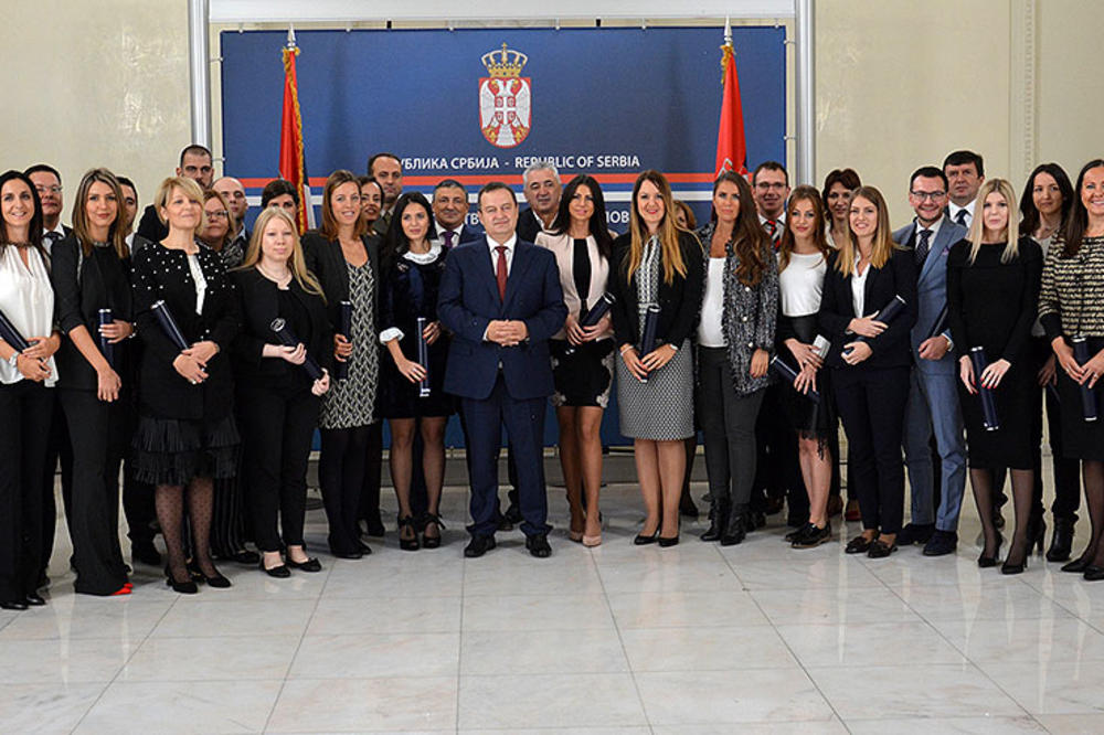(FOTO) SVEČANOST: Dačić dodelio diplome i mladim diplomatama objasnio šta je to diplomatija!