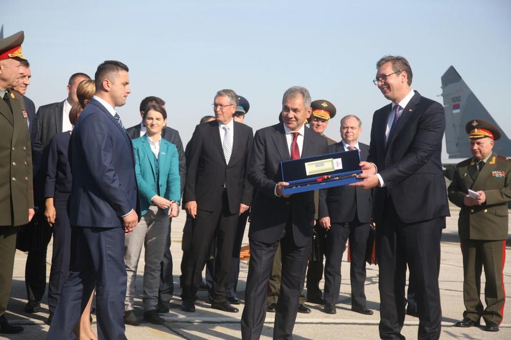 SVEČANOST NA BATAJNIČKOM AERODROMU: Posle primopredaje migova, Vučić darovao Šojgua, evo i čime!