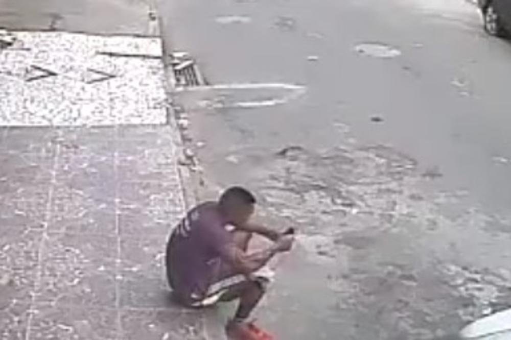 (VIDEO) MLADIĆ JE MIRNO SEDEO I KUCKAO PORUKE NA TELEFONU: Zbog onoga što je ugledao kasnije, počeo je da divlja po ulici!