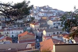 (VIDEO) OVDE PLAĆAJU SAMO DA SE DOSELITE: Italijanski grad nudi 2.000 evra ako počnete da živite u njemu