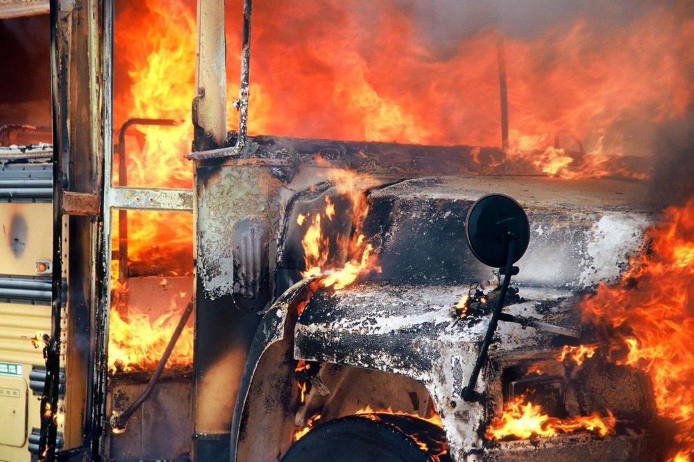 EKSPLOZIJA MOTORA: Zapalio se školski autobus, đaci i vozač se spasli u poslednjem trenutku