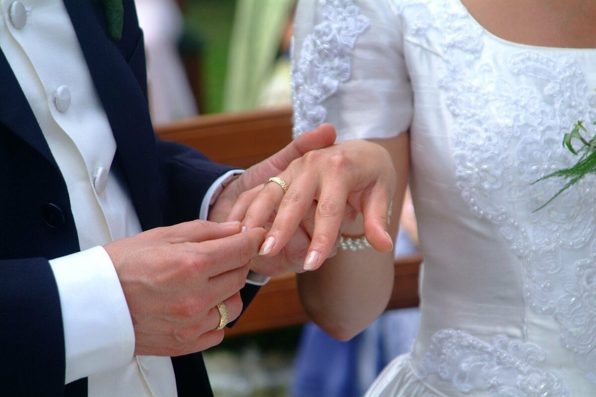 Технический брак фотографии. Брак на производстве фото. Кольцо рукопожатие. Брак вещей картинка.