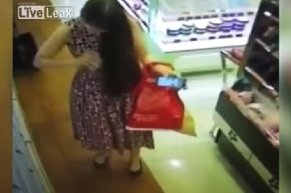 (VIDEO) MISLILA JE DA JE NIKO NE GLEDA: Devojka ušetala u prodavnicu, uzela parfem, a onda uradila nešto zbog čega ćete se zgaditi!