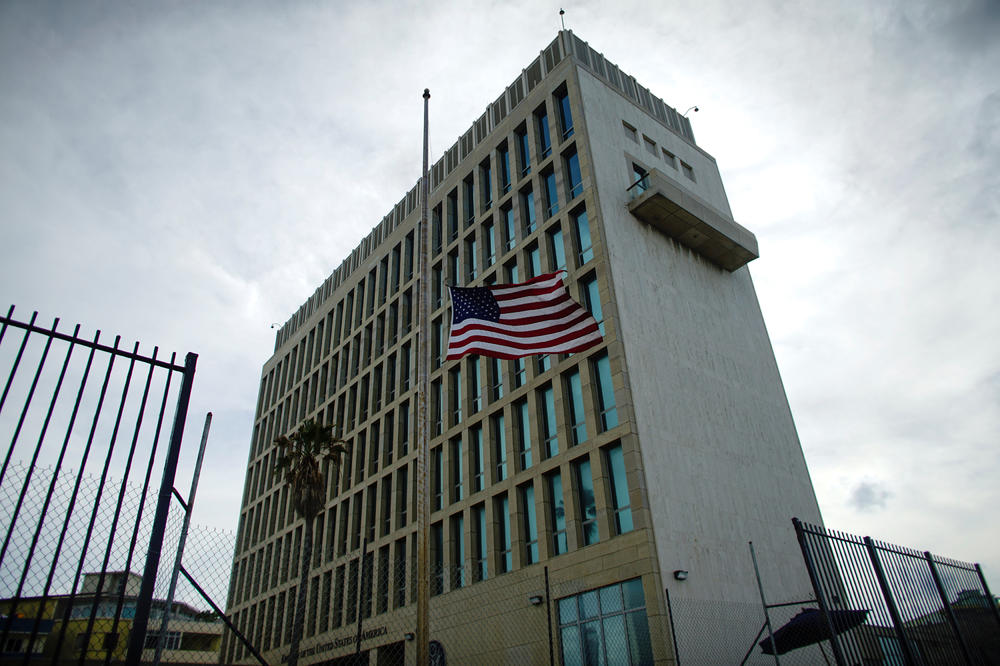 MISTERIOZNA BOLEST KOSI DIPLOMATE SAD: Službenicu ambasade na Kubi u kući napao ČUDAN ZVUK, vlasti totalno zbunjene (VIDEO)