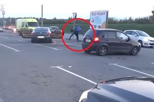 (VIDEO) MILO ZA DRAGO: Motociklista spazio kako bahati vozač bentlija baca smeće van kante pa ga brutalno kaznio