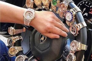 (FOTO) BAHATA DECA ALBANSKIH BOGATAŠA ŠOKIRAJU SVET: Zlatni satovi i skupoceni automobili su prevaziđeni! Pogledajte kako se hvale luksuzom!