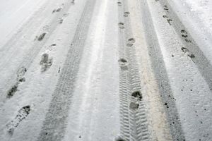 VOZAČI, OPREZ: Kolovozi mokri, zimska oprema obavezna na putevima oko Ivanjice, Sjenice, Tutina i Kopaonika