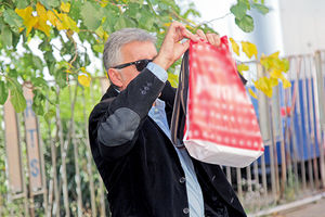 (FOTO) DRAGAN STOJKOVIĆ KRIJE LICE: Bosanac brani da ga slikaju