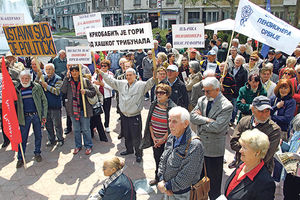 PROTEST OŠTEĆENIH: Penzioneri tvrde da im je uzeto 600 miliona evra