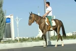 (VIDEO) JUNAČKI KAS: Predsednik Turkmenistana na konju obilazio građevinske radove