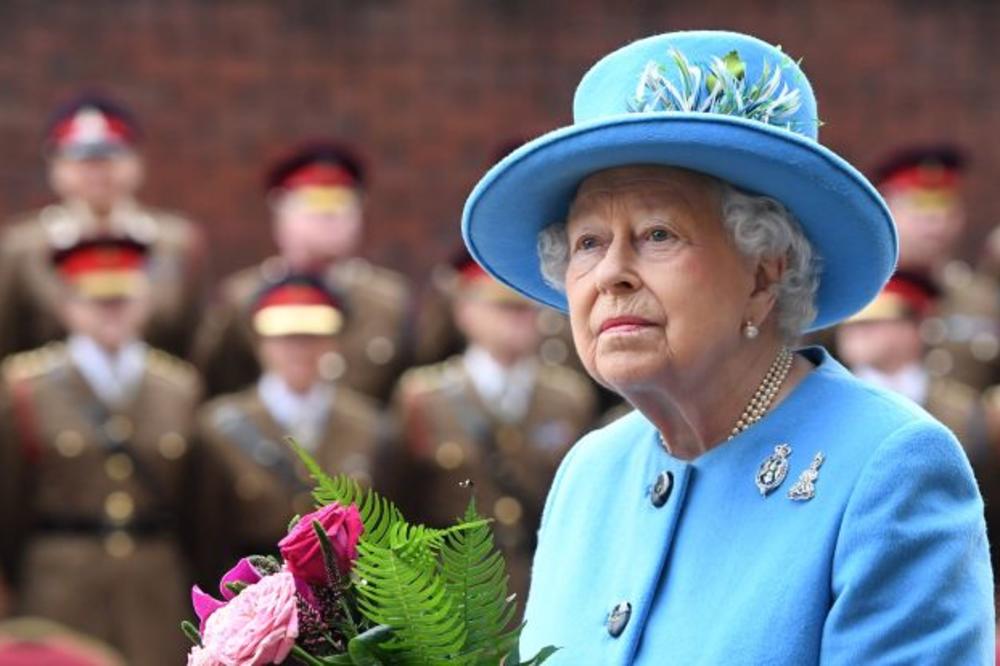 (VIDEO) BRITANSKA KRALJICA ZGRĆE MILIONE: Nema veze sa monarhijom, u pitanju je drevno takmičenje!