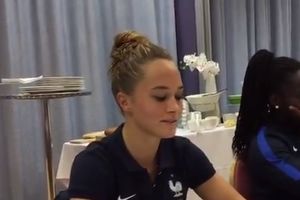 (VIDEO) FRANCUSKA FUDBALERKA ZAPREPASTILA SAIGRAČICE: Evo šta je lepa Šarlot uradila za stolom tokom večere