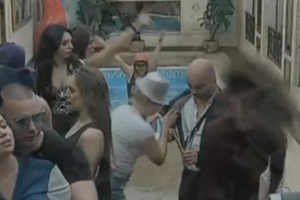 (VIDEO 18+) HAOS U PAROVIMA: Melisa Miliju pred kamerama vadila onu stvar iz gaća !
