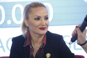 (VIDEO) OVO SVAKA ŽENA MORA DA ZNA: Goca Tržan pokazala novu frizuru pa ispričala kako se sama šminka, i izgleda perfektno!