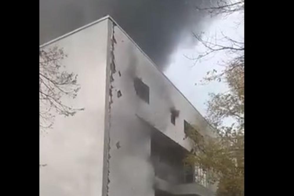 (VIDEO) GORI MAŠINSKI FAKULTET U SARAJEVU: Požar izbio u napuštenom delu zgrade!