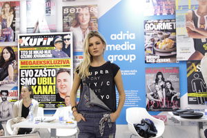 (FOTO) KURIR NA SAJMU MEDIJA: Nevena Božović je kao devojčica radila nešto, što današnja deca retko čine
