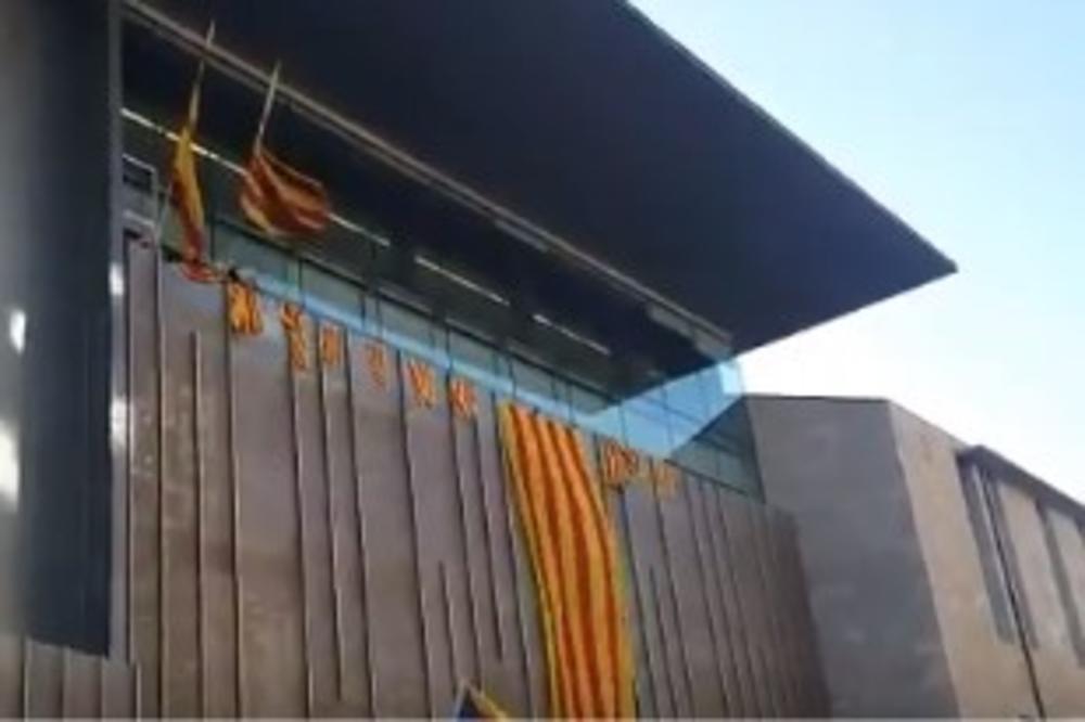 (VIDEO) PADAJU ŠPANSKE ZASTAVE: Katalonske vlasti skidaju simbole države kojoj su donedavno pripadali!
