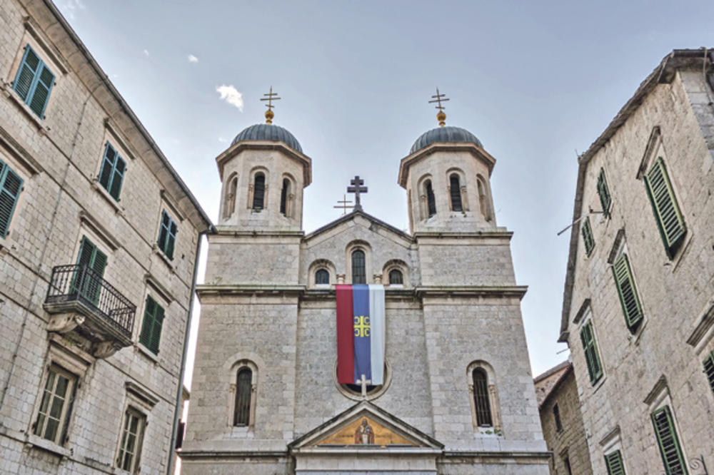 KRALA OD BOGA: Srpkinja (24) maznula 250 evra iz crkve u Crnoj Gori!