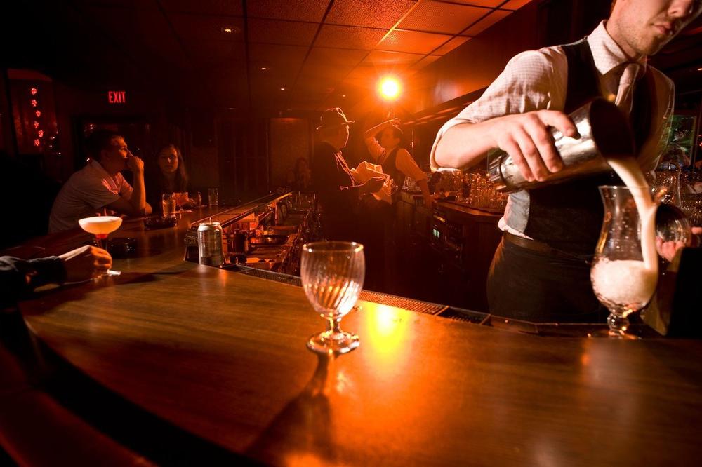 POTROVALI SE ALKOHOLOM: 15 mrtvih, zaplenjeno 4.000 litara pića bez dokumentacije!