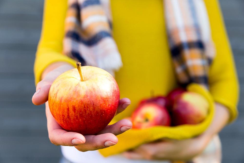 OPERACIJA NA MOZGU LIŠILA JE OMILJENOG VOĆA: Kada vidi jabuku doživi pakao i počne da drhti