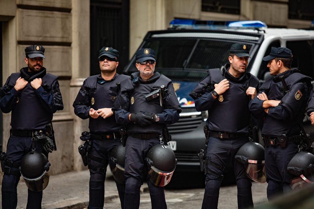 RACIJA: Španska Civilna garda upala u sedište katalonske policije!