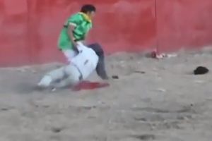 (UZNEMIRUJUĆI VIDEO) TOREADOR JEDVA PREŽIVEO HOROR: Bik mu proburazio leđa, pa ga bacao na sve strane
