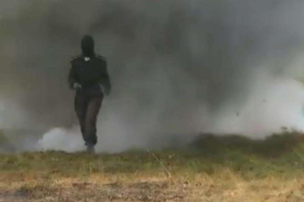 (VIDEO) ZA NJU JE TO NEŠTO SASVIM OBIČNO: Ova žena prolazi kroz eksplozije i vatru, ali ima veoma dobar razlog za to
