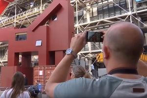 (VIDEO) PROMOCIJA ZOOFILIJE: Turisti zgroženi skandaloznom skulpturom ispred čuvenog pariskog muzeja