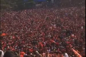(VIDEO) NADREALNE SCENE: Desetine hiljada navijača uletelo na trening svog kluba i napravilo neviđeni spektakl