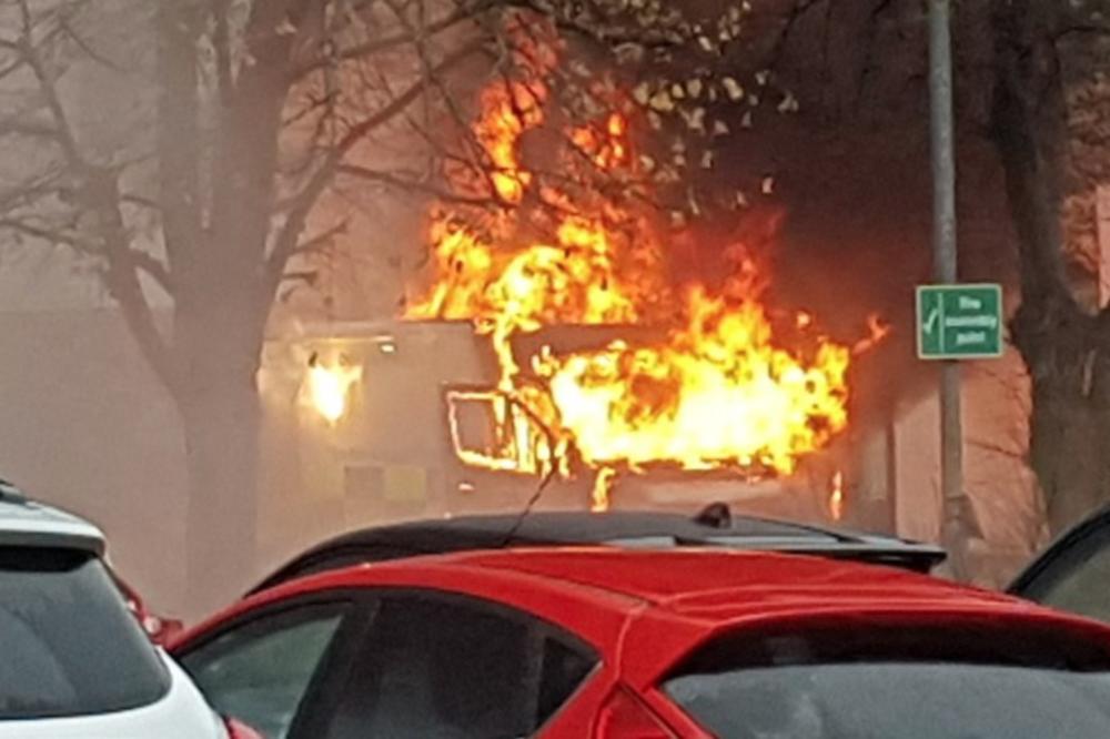 (FOTO) JEZA U BRITANIJI: Hitna pomoć je stigla pred bolnicu i eksplodirala!