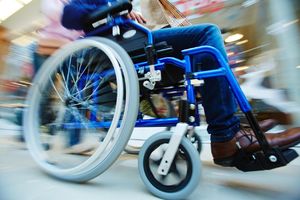 STANARI VIDIKOVCA BESNI NA BAHATOG VOZAČA: Stalno nam blokira rampu za osobe sa invaliditetom, zašto je problem stati metar dalje?